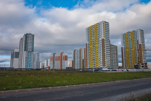 Conjunto de torres residenciales de nueva construcción junto a un descampado