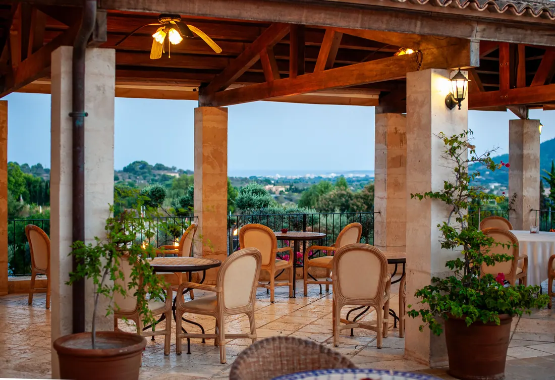 Terraza de un restaurante con vistas al mar al atardecer