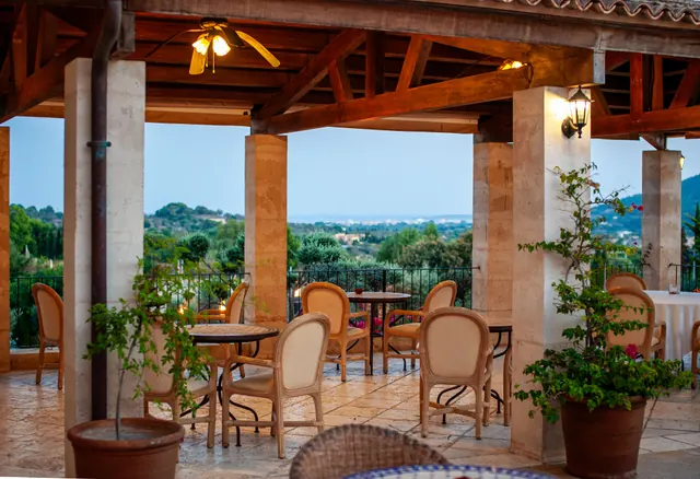 Terraza de un restaurante con vistas al mar al atardecer