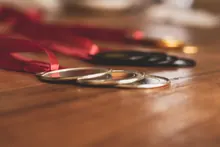 Medallas deportivas con cintas sobre una mesa de madera