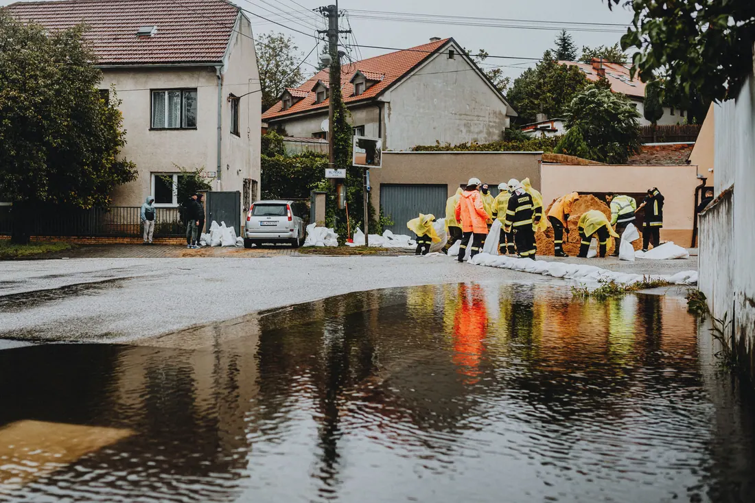 Material de emergencias y vehículo de protección civil en una calle tras una inundación
