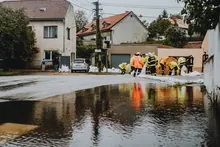 Material de emergencias y vehículo de protección civil en una calle tras una inundación