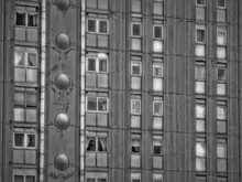 Fachada de un bloque de viviendas con múltiples ventanas