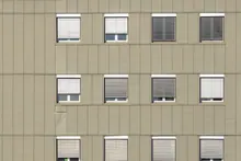 Fachada de un edificio con ventanas y persianas