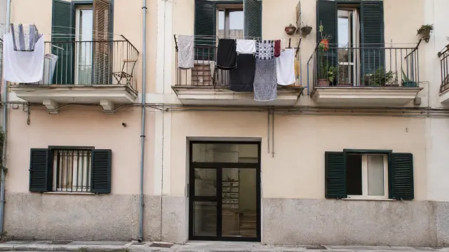 Fachada de edificio residencial con ropa tendida en los balcones