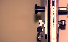Llaves puestas en la cerradura de una puerta