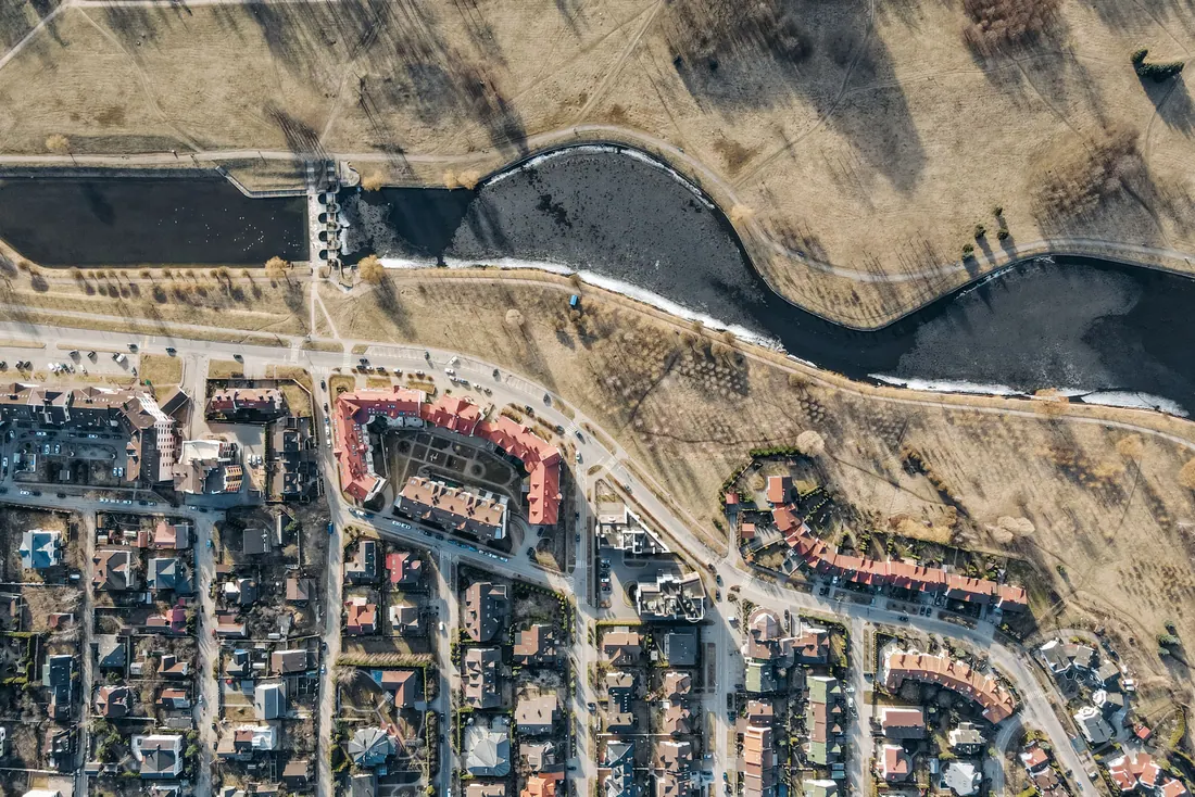 Vista aérea de un barrio residencial junto a un río