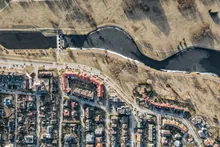 Vista aérea de un barrio residencial junto a un río