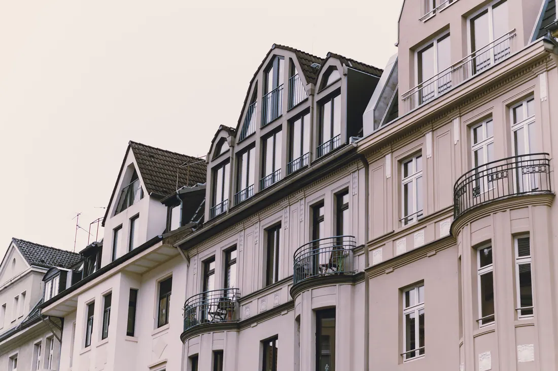 Fachadas de edificios residenciales con balcones y buhardillas