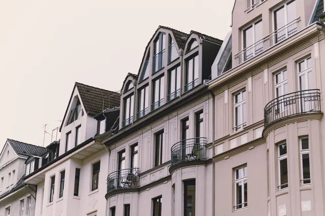 Fachadas de edificios residenciales con balcones y buhardillas