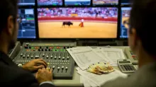 Técnico en control de televisión durante retransmisión de corrida de toros