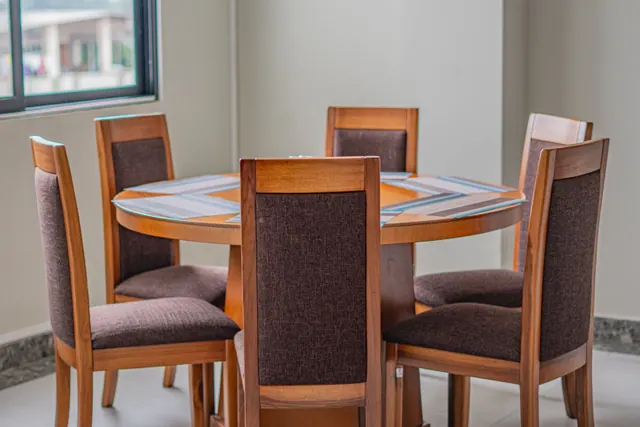 Mesa redonda de madera con sillas en un comedor