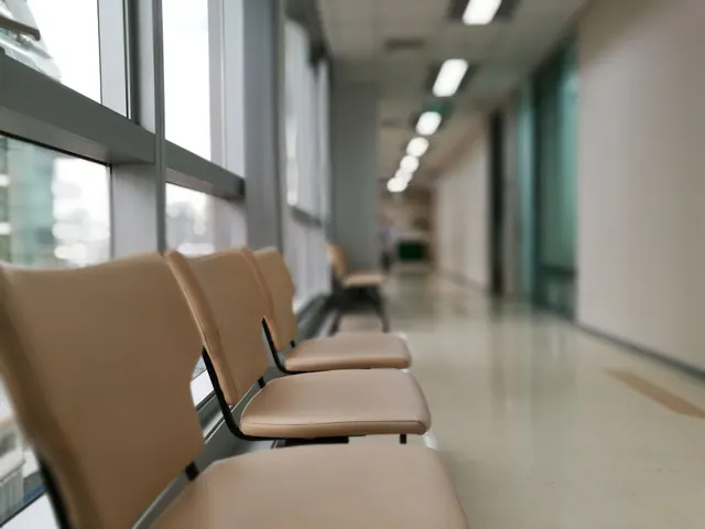 Sillas de espera en el pasillo de un edificio