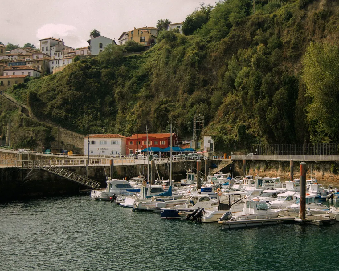 Barcos de pesca amarrados en un puerto del litoral asturiano