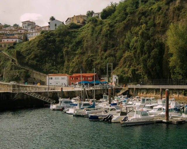 Barcos de pesca amarrados en un puerto del litoral asturiano