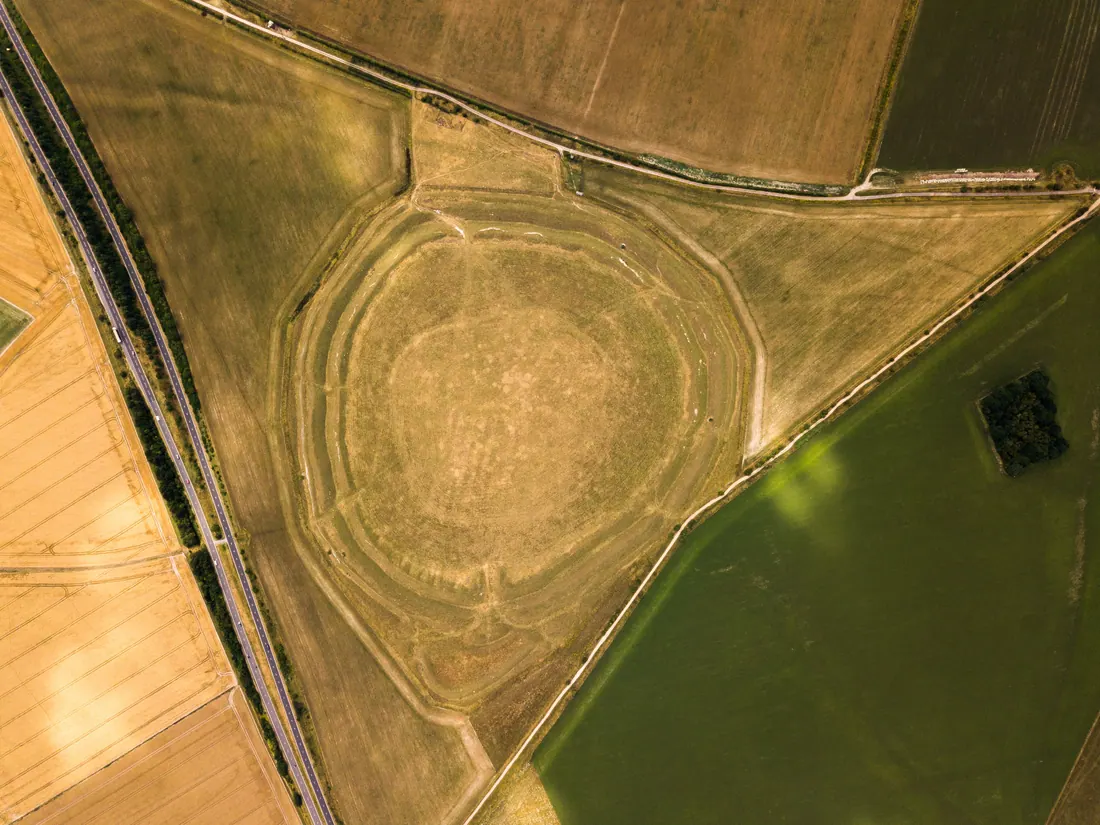 Vista aérea de un yacimiento circular entre campos de cultivo