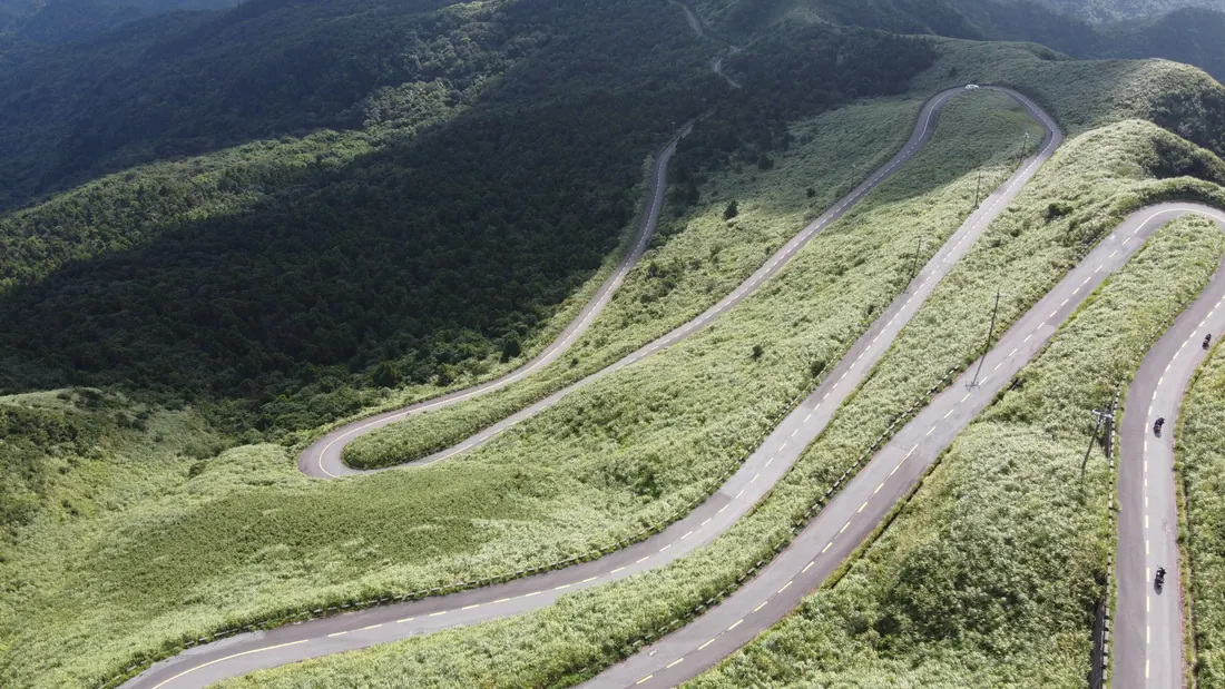 Carretera de montaña con curvas y desniveles en un puerto asturiano