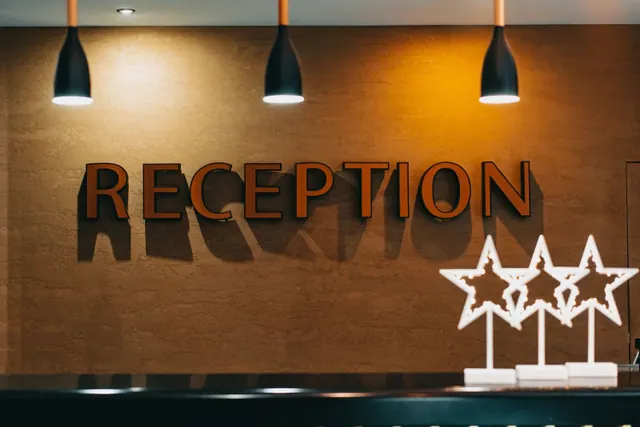 Recepción de un hotel con mostrador y llaves, imagen del sector hotelero