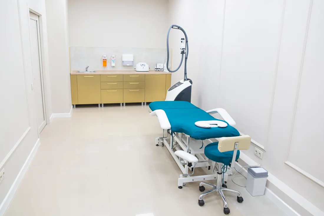 Sala de tratamiento con camilla y equipo médico o estético