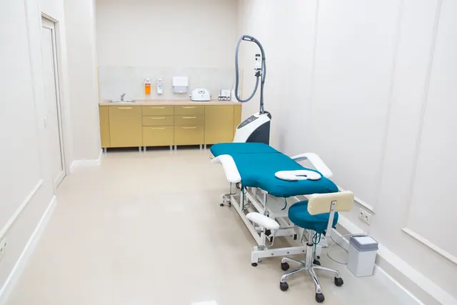 Sala de tratamiento con camilla y equipo médico o estético