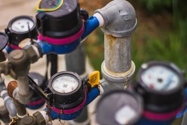 Contadores de agua agrupados en una instalación de tuberías