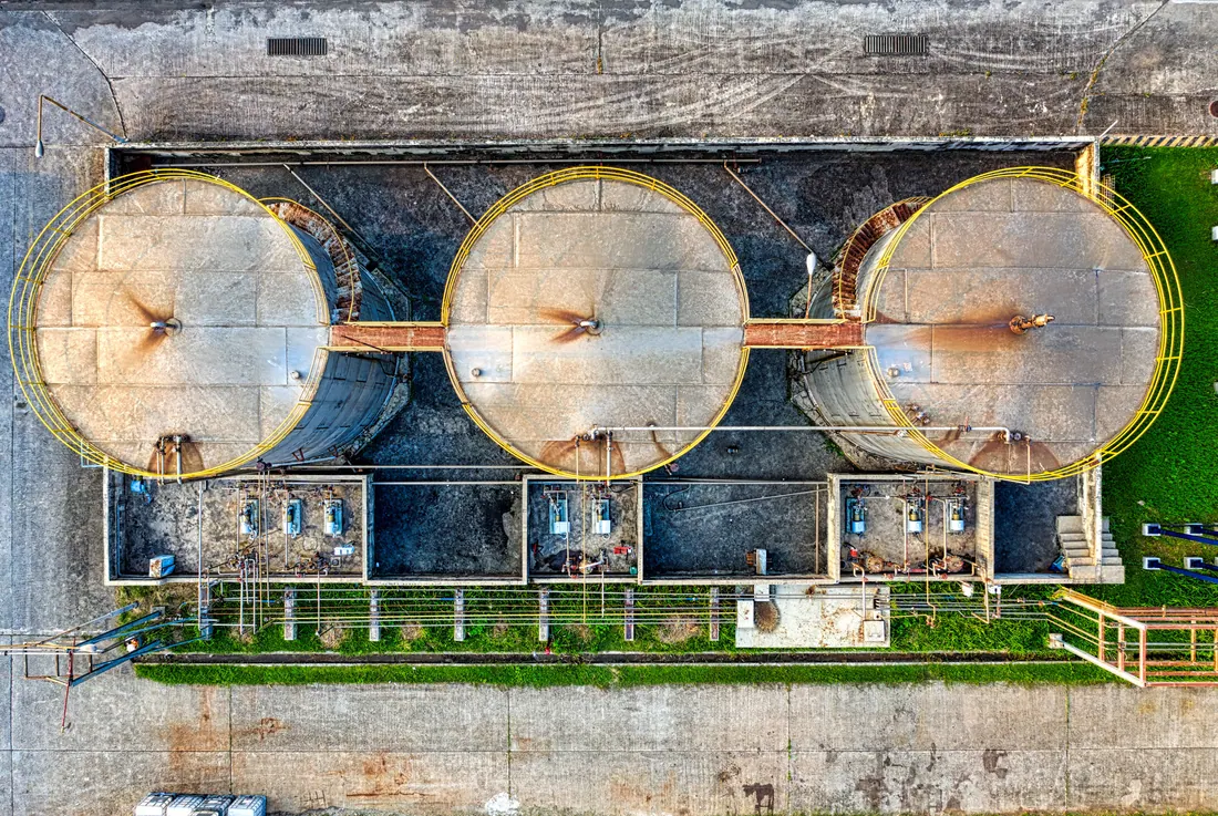 Vista aérea de tres grandes depósitos industriales circulares