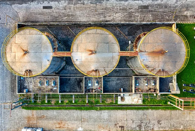 Vista aérea de tres grandes depósitos industriales circulares