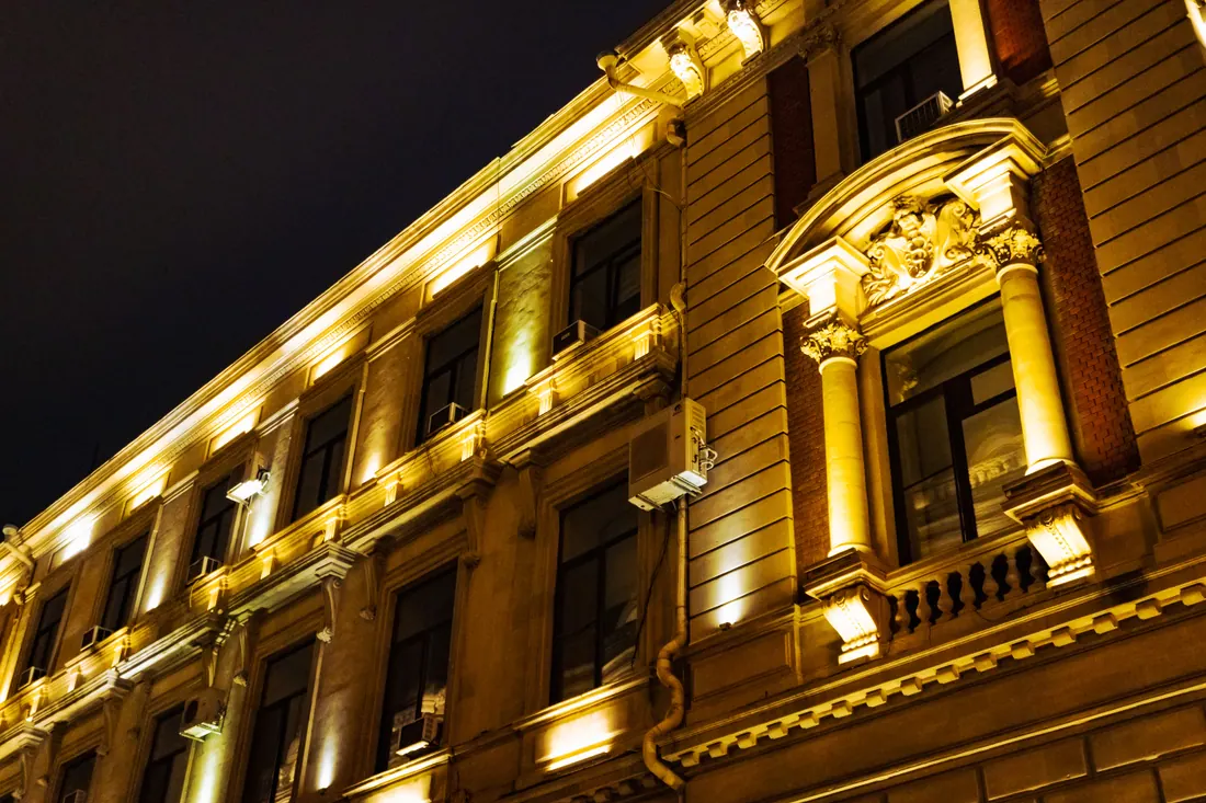Fachada de un edificio histórico iluminada de noche