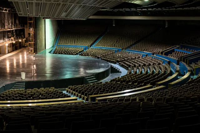 Interior vacío de un auditorio con escenario circular