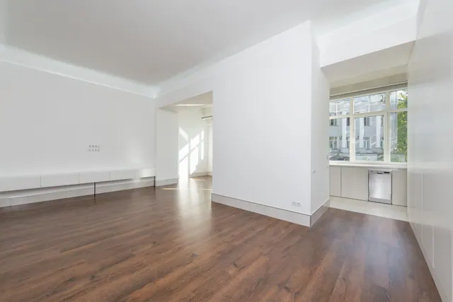 Interior vacío de un piso reformado con suelo de madera