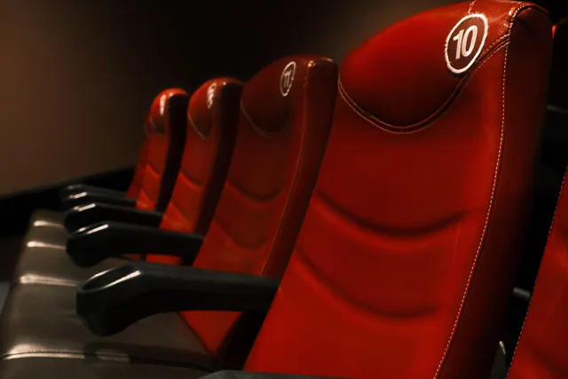 Butacas rojas numeradas en una sala de cine vacía