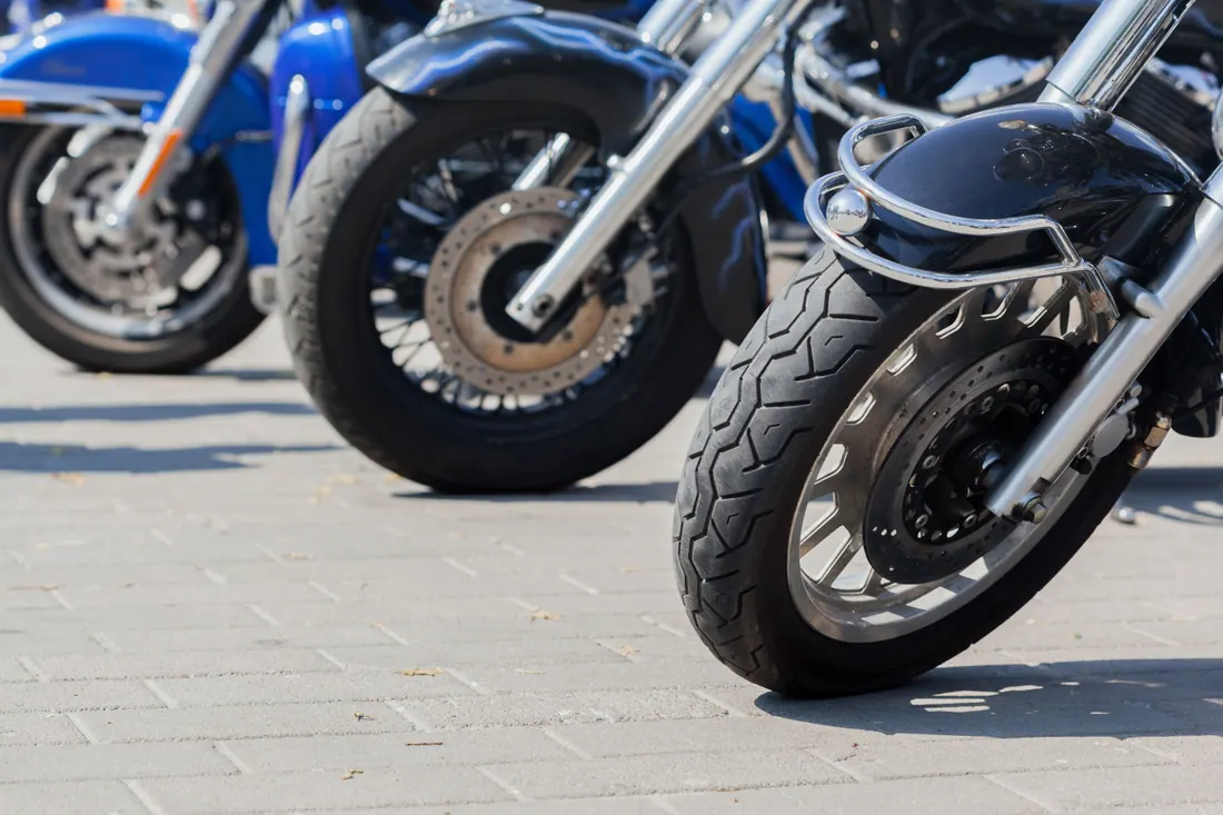 Varias motocicletas tipo chopper aparcadas en fila