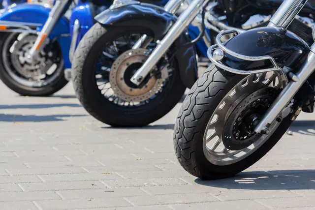 Varias motocicletas tipo chopper aparcadas en fila