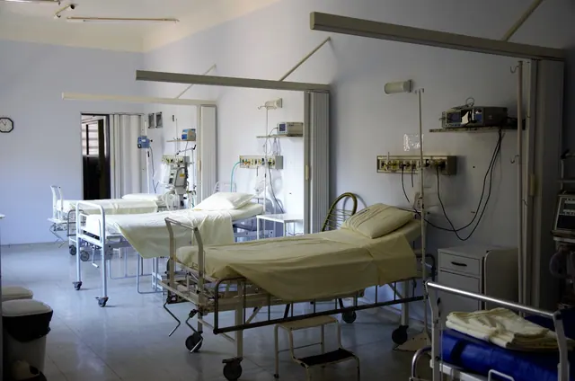 Camas vacías en una sala de hospital