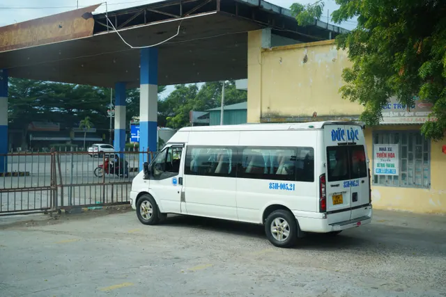 Microbús urbano de pequeño tamaño estacionado en una carretera rural
