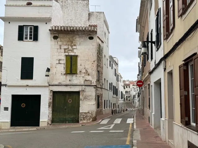 Calle empedrada con casas tradicionales en un pueblo español