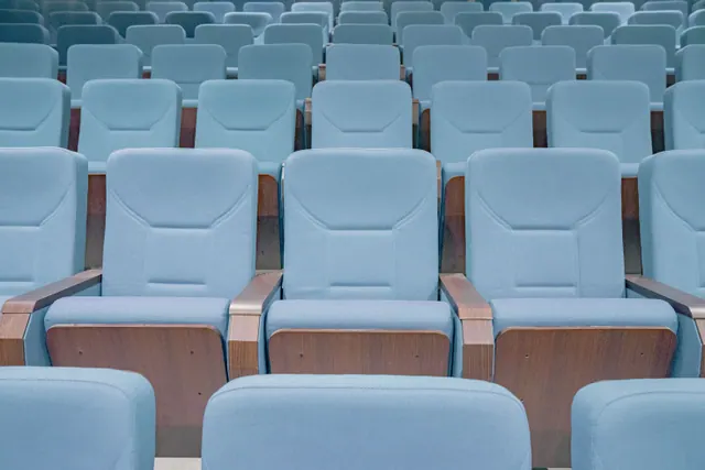 Filas de butacas vacías en una sala de auditorio