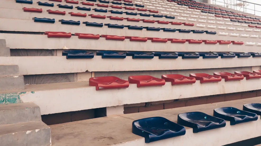 Gradas vacías de un estadio con asientos de colores