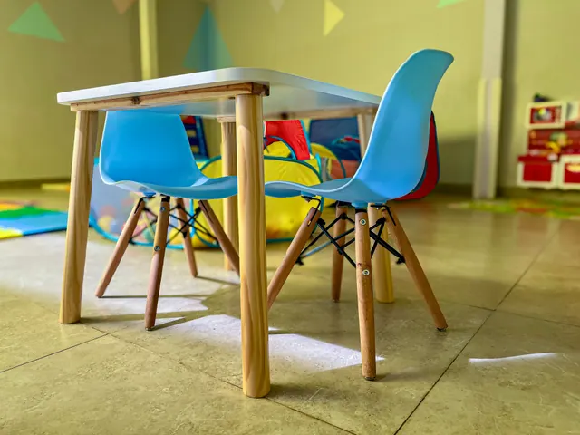 Mesa y sillas infantiles en una sala de juegos