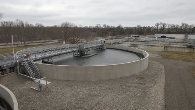 Depósito circular de tratamiento de aguas residuales en una planta depuradora