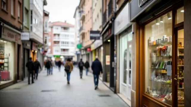 Peatones caminan por una calle comercial de una ciudad europea
