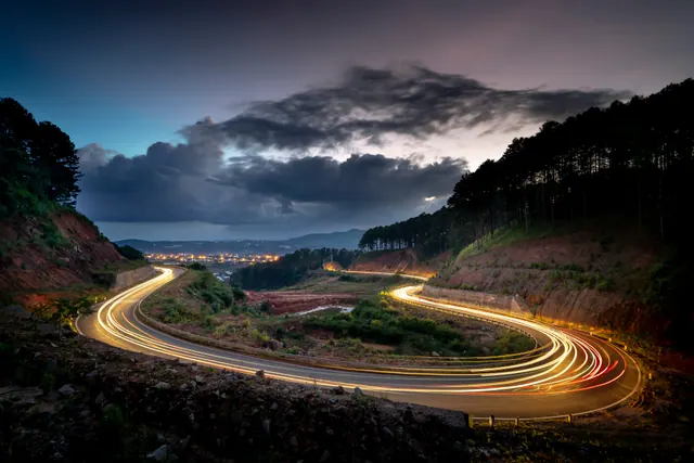Curva de una carretera de montaña rodeada de arbolado