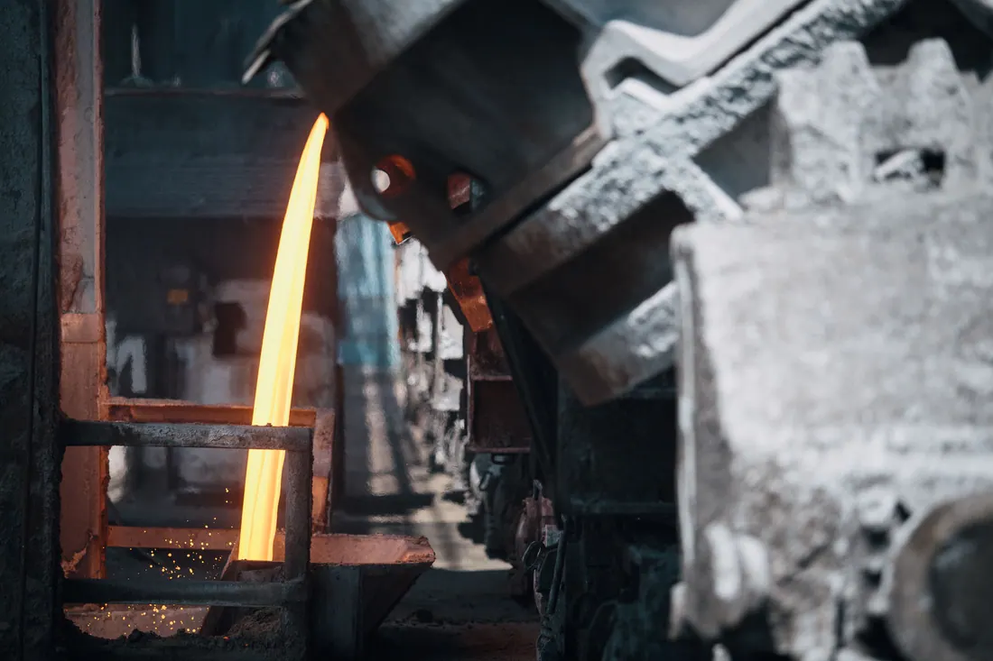 Colada de metal fundido en una fundición industrial