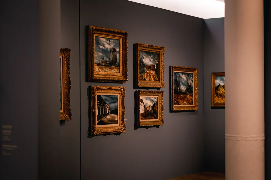 Pinturas enmarcadas en dorado expuestas en una sala de museo