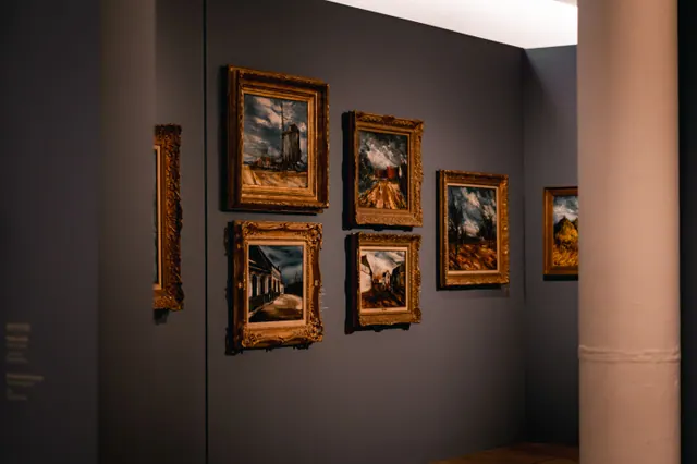 Pinturas enmarcadas en dorado expuestas en una sala de museo