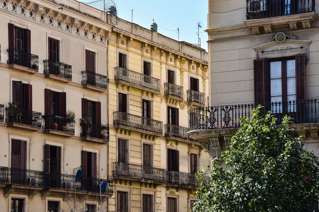 Edificios de viviendas en una ciudad asturiana con carteles de alquiler