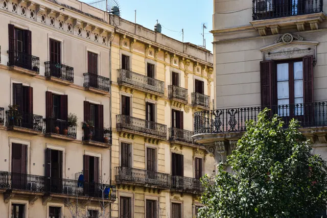 Edificios de viviendas en una ciudad asturiana con carteles de alquiler