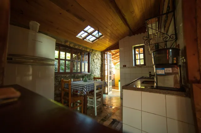 Casa rural de piedra en un entorno de campo