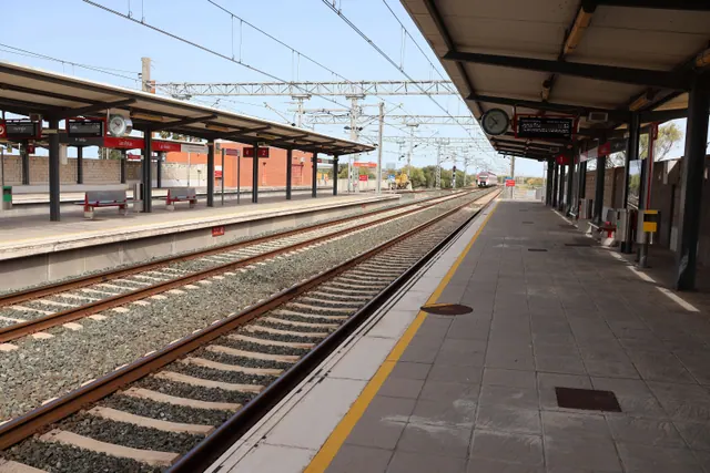 Andenes vacíos de una estación de tren de Renfe