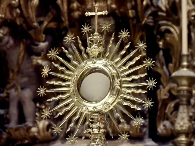 Interior de una iglesia con un relicario en forma de cruz durante una celebración religiosa